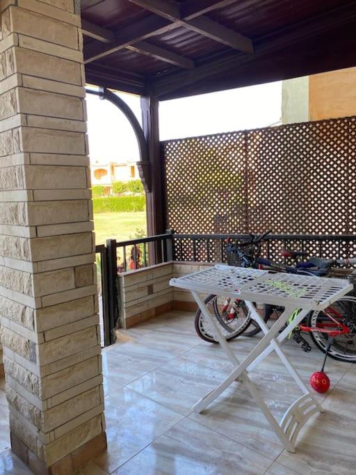 Balkón nebo terasa v ubytování 50% Off. 2BR , 2BR Ground floor with pool view, private beach access, security 24/7 شاليه ٢ غرفه ، ٢ حمام ف الدور الارضي قدام جنينه و حمام السباحه مباشره ، شاطيء خاص بالقرية و أمن ٢٤ ساعه و مسجد خاص