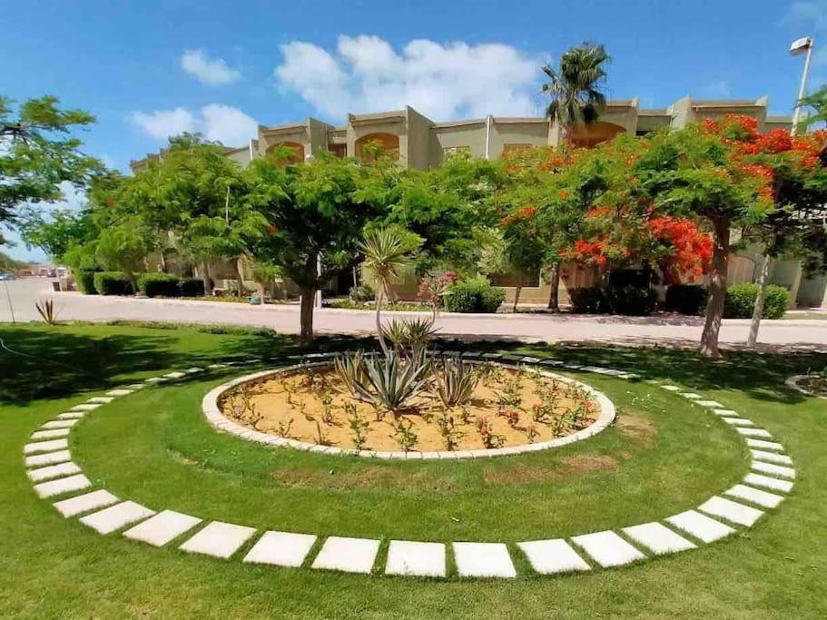 Zahrada ubytování 50% Off. 2BR , 2BR Ground floor with pool view, private beach access, security 24/7 شاليه ٢ غرفه ، ٢ حمام ف الدور الارضي قدام جنينه و حمام السباحه مباشره ، شاطيء خاص بالقرية و أمن ٢٤ ساعه و مسجد خاص