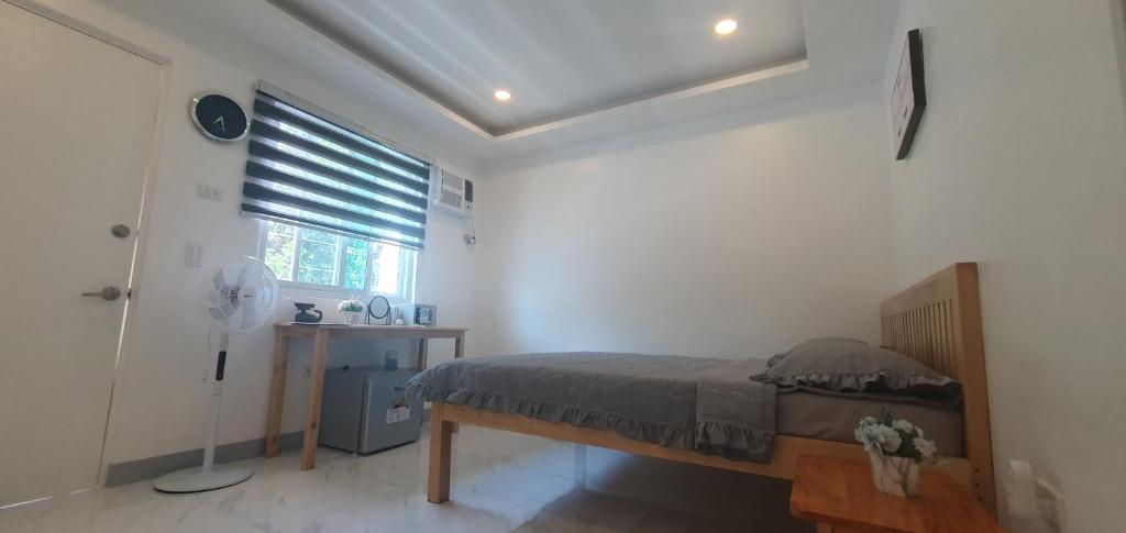Schlafzimmer mit einem Bett und einem Fenster in der Unterkunft TuloMir #C 뚤로미르 행복한 2인실 in Moalboal