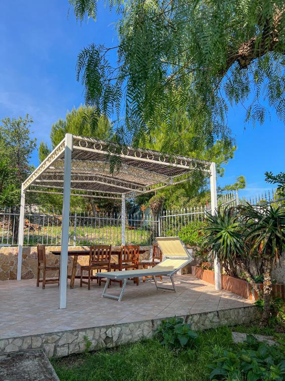 A garden outside Appartamenti Serena