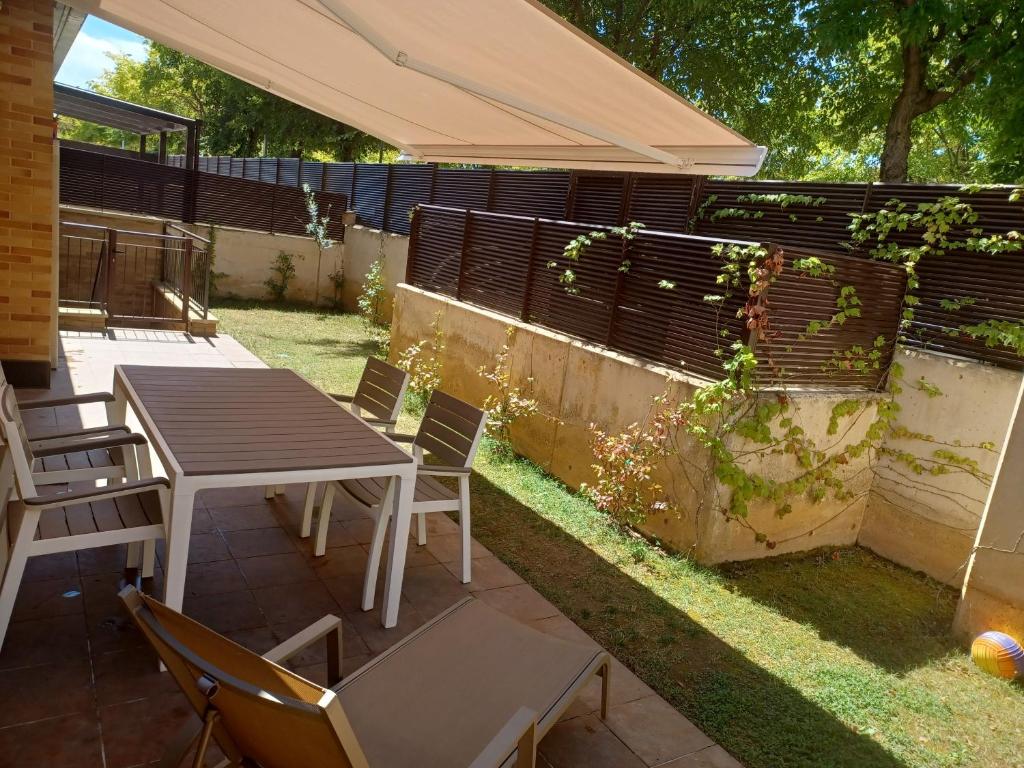 Vonkajšia záhrada v ubytovaní Casita De Logroño