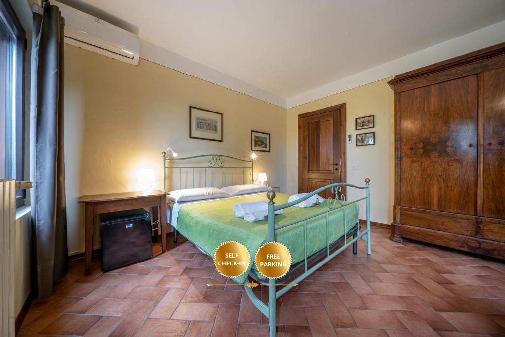 1 dormitorio con 1 cama y chimenea en Casello A1, Modena sud - Villa Aurora Charming Rooms en Módena