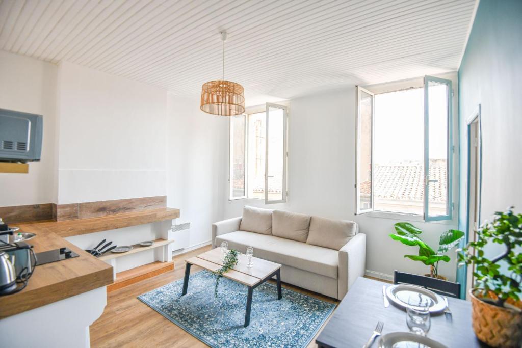 un salon avec un canapé et une table dans l'établissement ® Le Bernardy - Beau T2 proche de la gare, à Marseille
