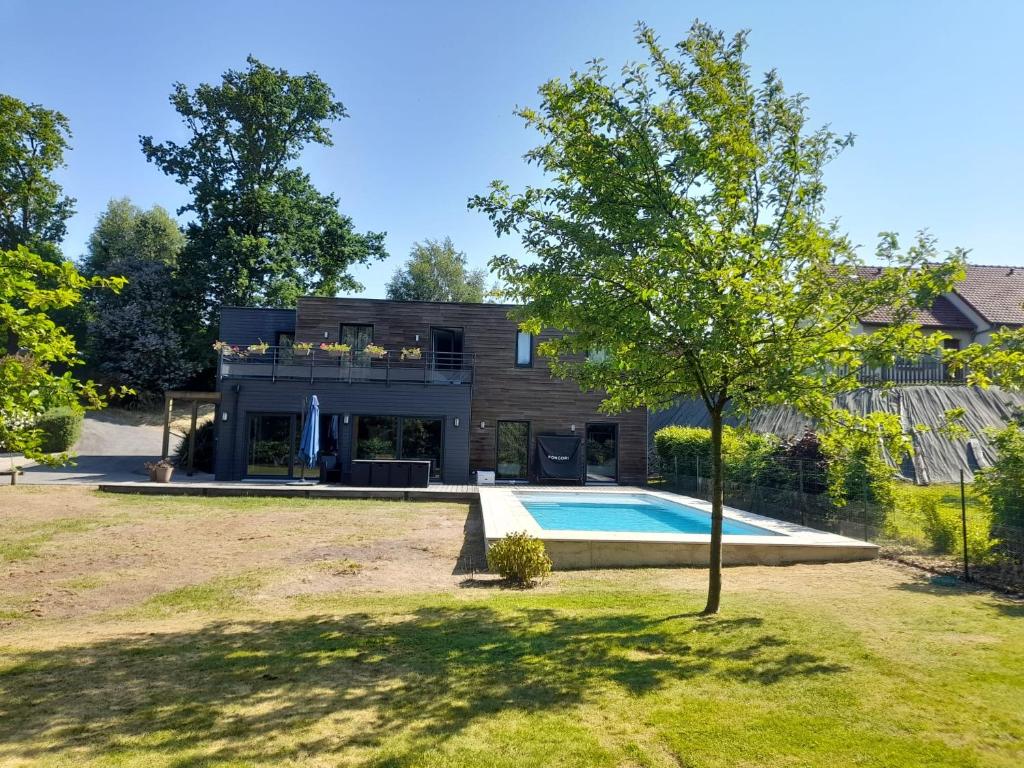 a house with a swimming pool and a tree at Villa avec Piscine Les Planches à Saint Valery Somme in Saint-Valéry-sur-Somme
