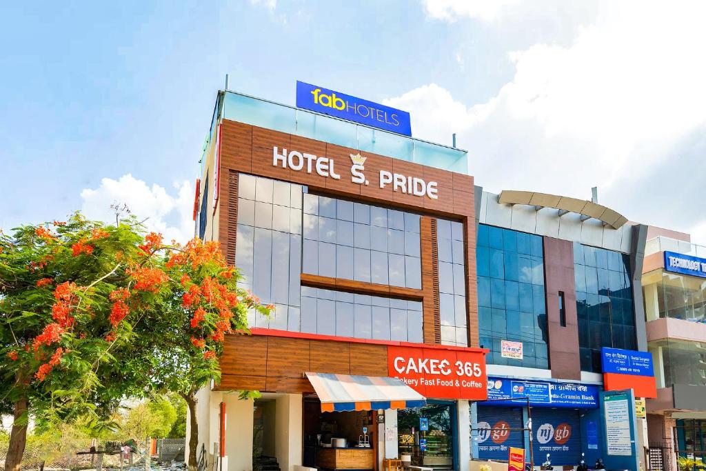 um edifício com um hotel e sinal de preço em FabHotel S Pride em Indore