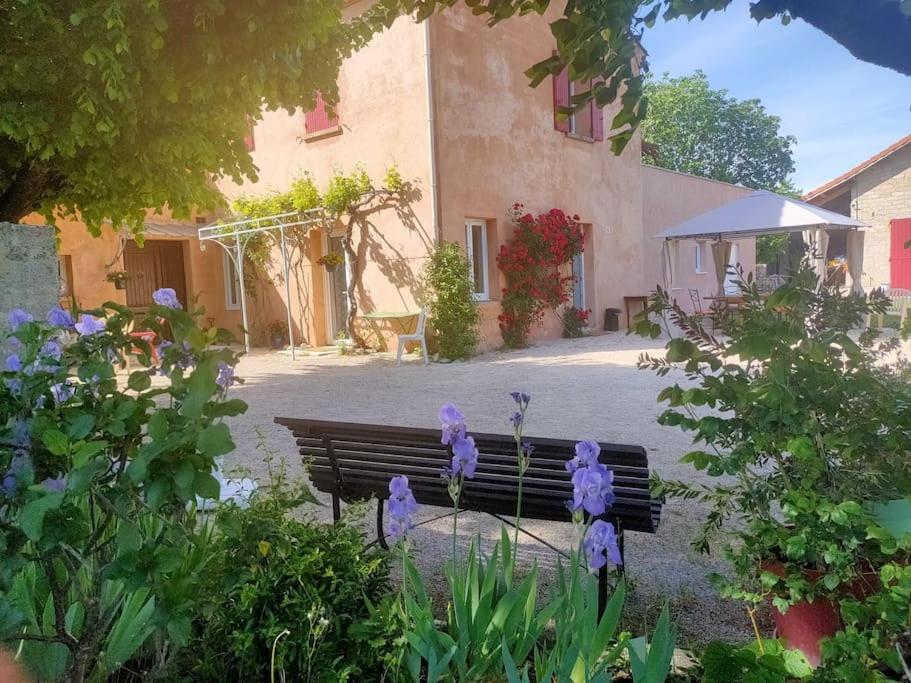 Κήπος έξω από το À l'ombre des Tilleuls