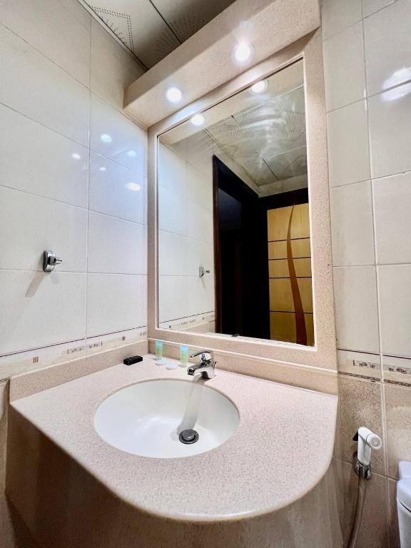 
Studio Standard King Room with Bathtub 
