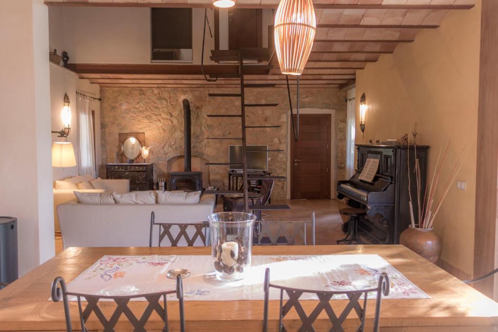 a kitchen and living room with a table and chairs at Petit Torrent Fals in Santa Eugenia