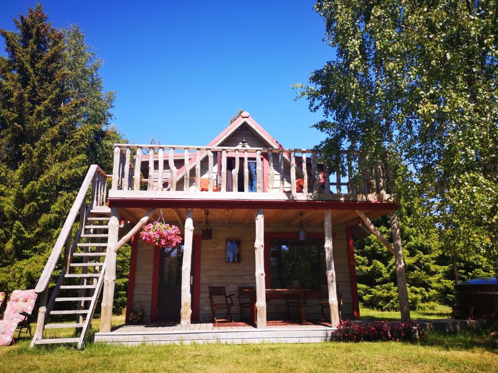 Casa pequeña con porche y terraza en Metsaräägu Wellness 