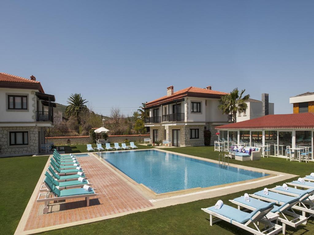 Swimmingpoolen hos eller tæt på Mara Bahçe Alacati