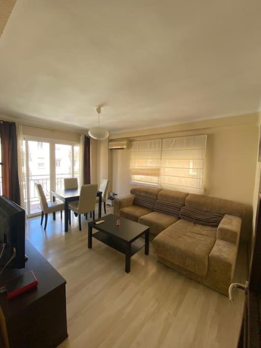 Zdjęcie z galerii obiektu Luminoso apartamento con terraza w Maladze