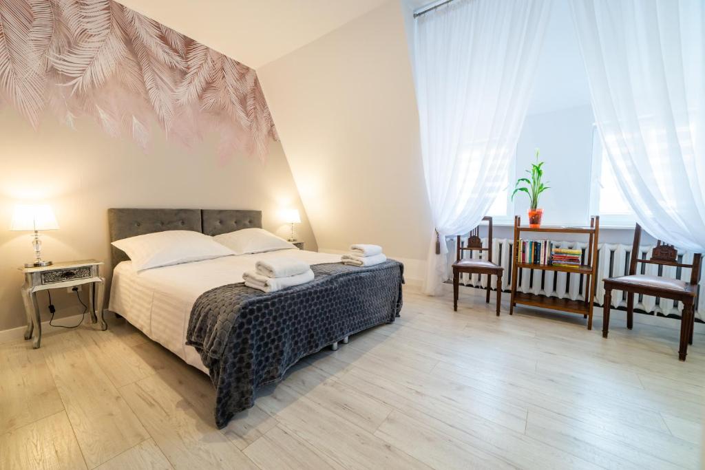 Кровать или кровати в номере Okno na Ratusz De Luxe