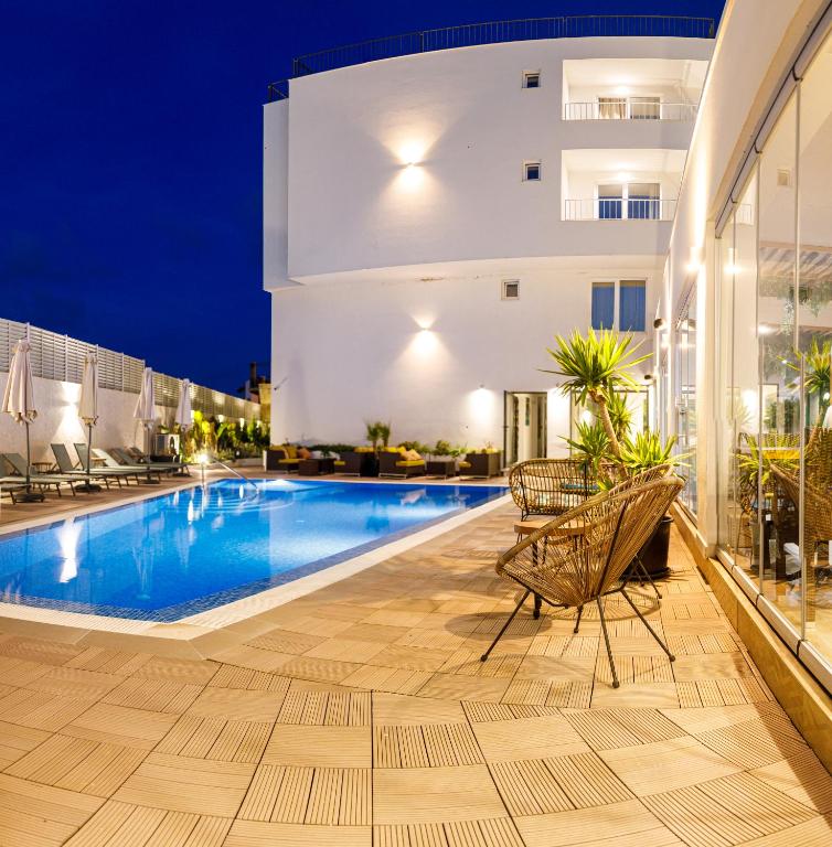 Bazén v ubytování JI HOTEL nebo v jeho okolí