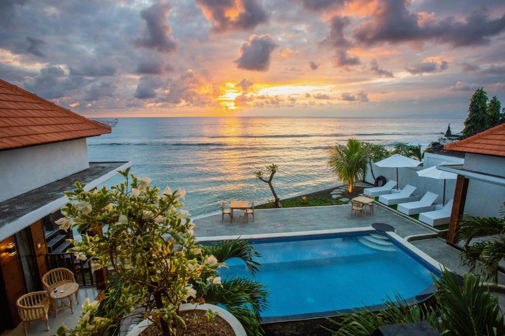 una villa con piscina e tramonto di Penida Paradiso a Klungkung