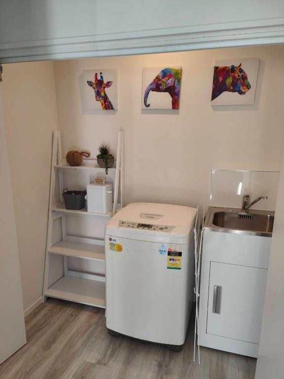 Beautiful home near everything! - Resim 10