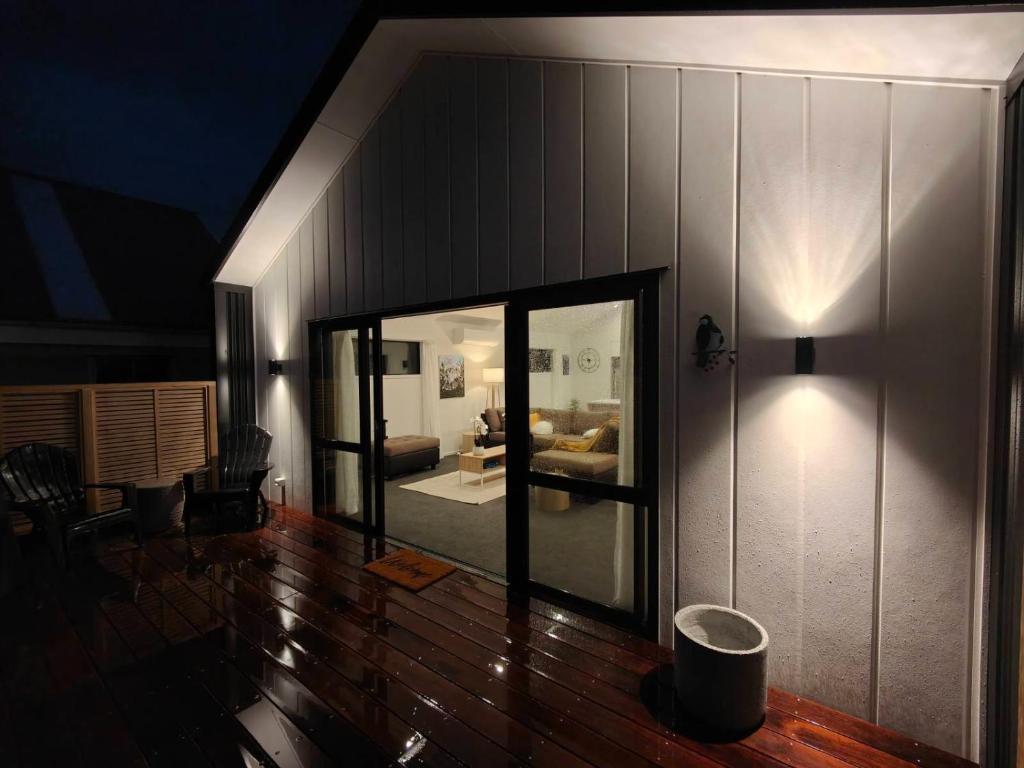 Beautiful home near everything! - Resim 11