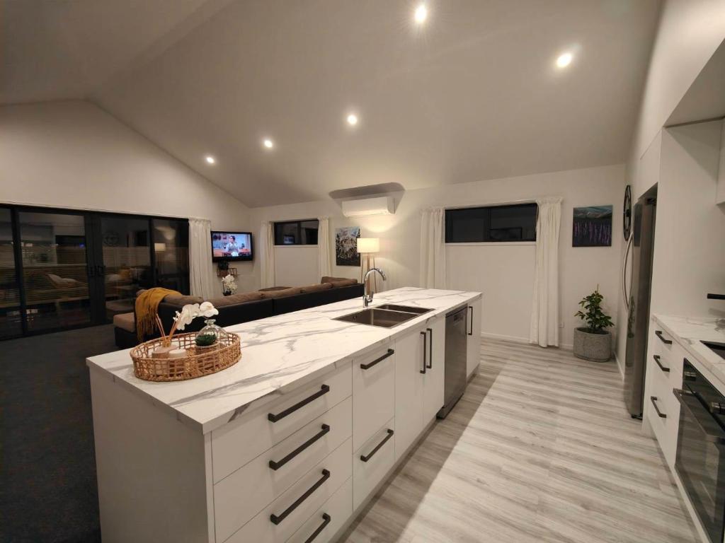 Beautiful home near everything! - Resim 16