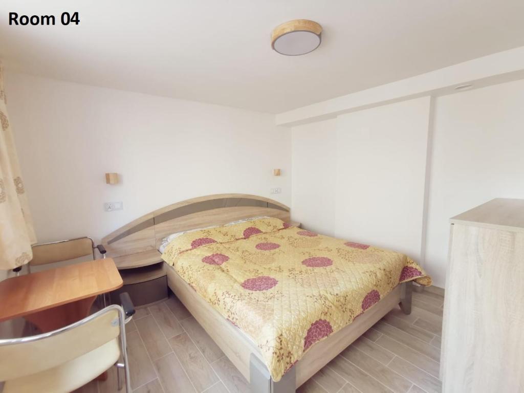 ein kleines Schlafzimmer mit einem Bett und einem Schreibtisch in der Unterkunft Villa Krysia 50 m do morza in Misdroy