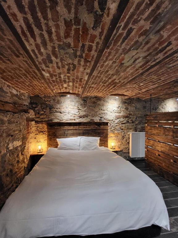 Postel nebo postele na pokoji v ubytování Luxury Spa Hotel - Francofolies