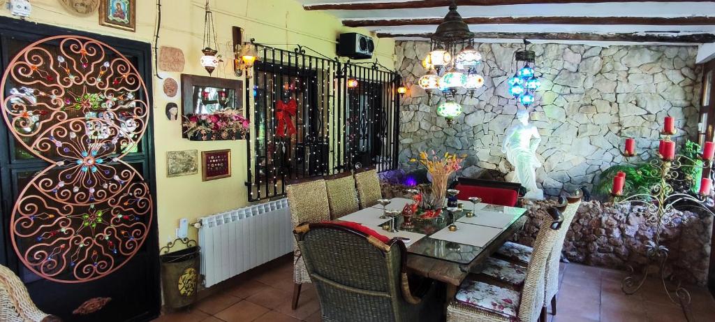 Fotografie z fotogalerie ubytování Refugio madera estilo árabe con estatuas, estanques y un pequeño zoo v destinaci Albacete