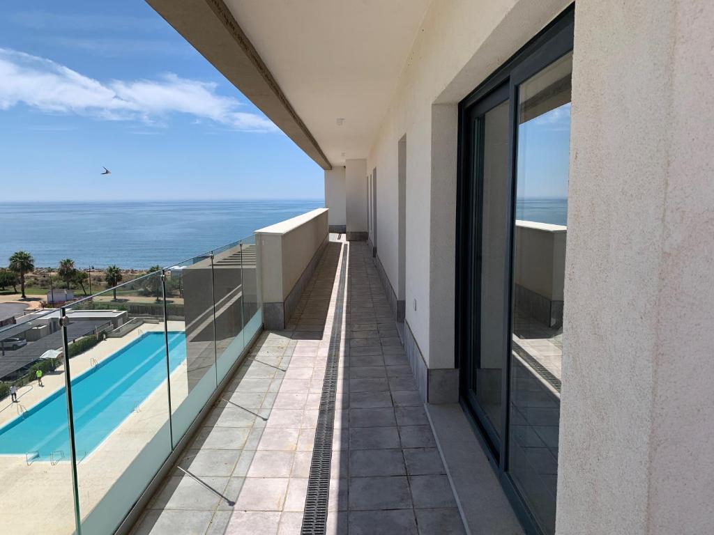 Basen w obiekcie Penthouse with wide terrace next to the ocean lub w pobliżu