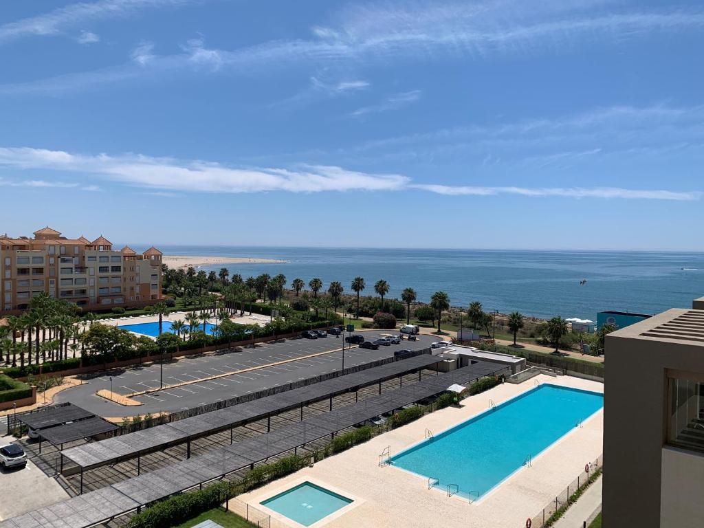 Basen w obiekcie Penthouse with wide terrace next to the ocean lub w pobliżu