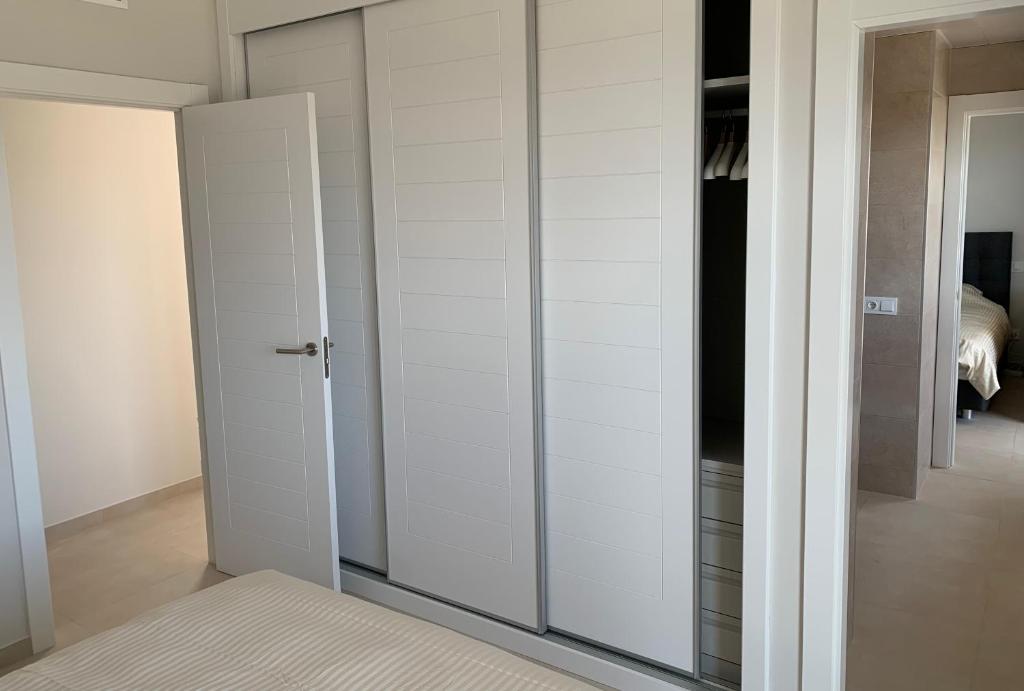 Telewizja i/lub zestaw kina domowego w obiekcie Penthouse with wide terrace next to the ocean