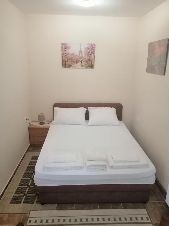 Bett in einem Zimmer mit einer weißen Matratze in der Unterkunft Apartman Petovic in Kotor