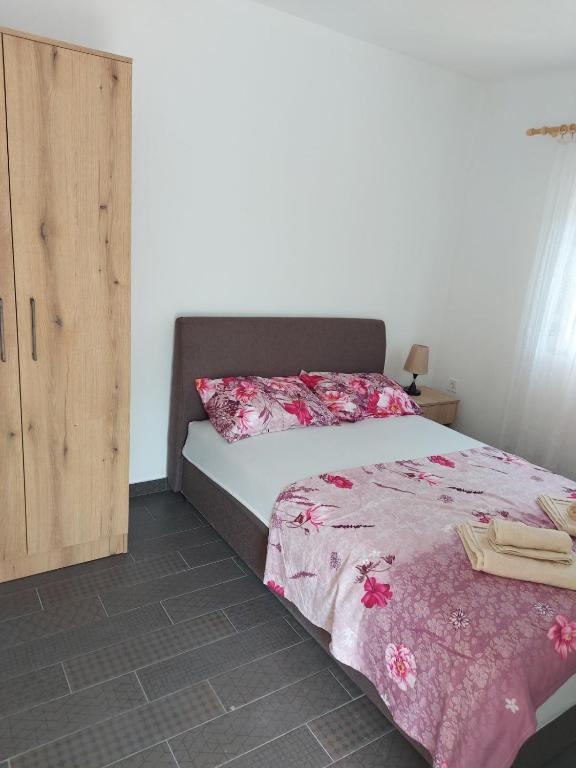 Postel nebo postele na pokoji v ubytování Crni Bor Sutomore