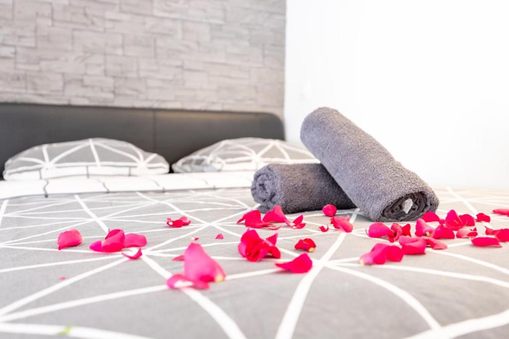 Posteľ alebo postele v izbe v ubytovaní Cosy Room Jacuzzi Romantique
