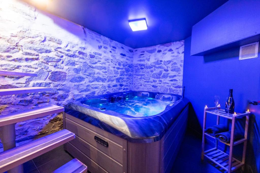 Fotografia z galérie ubytovania Cosy Room Jacuzzi Romantique v destinácii Nantes