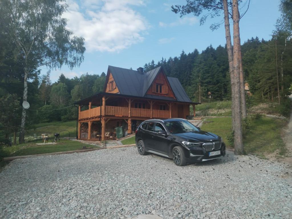 ein schwarzes Auto, das vor einem Haus parkt in der Unterkunft Chata Terasa Kubinska in Dolný Kubín