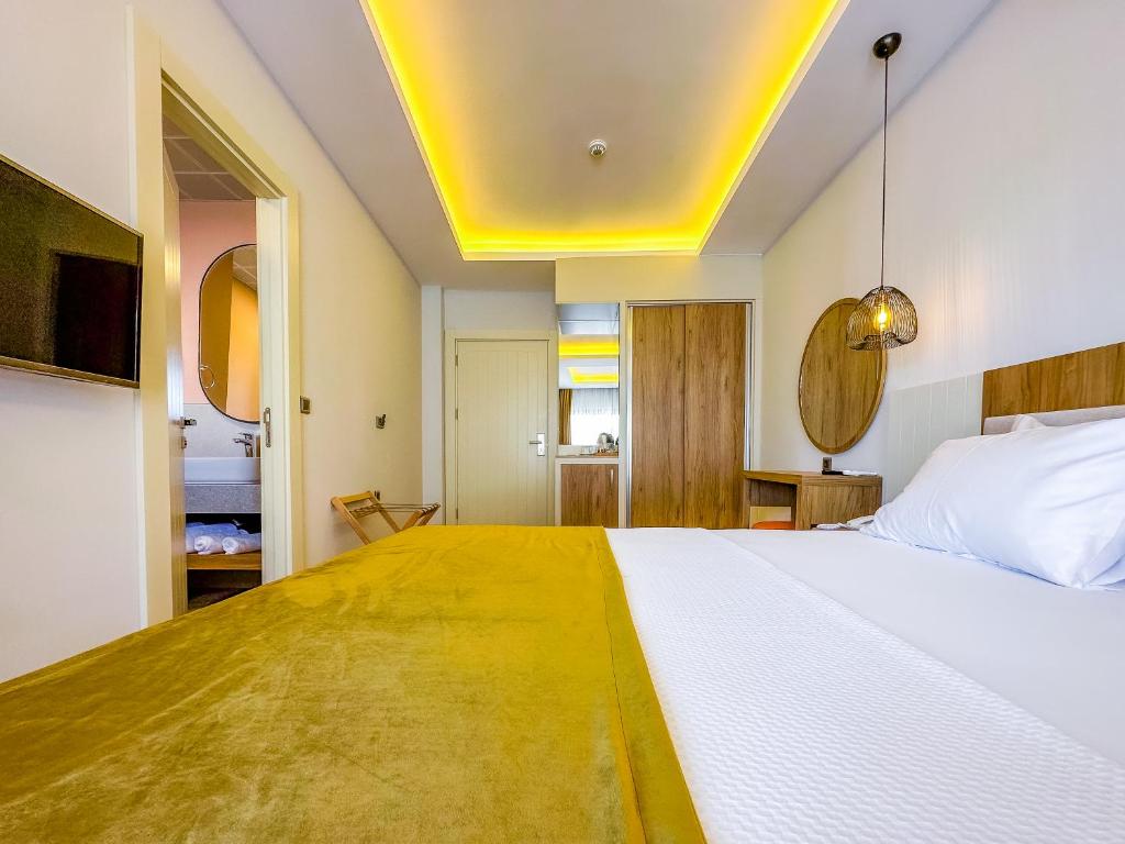 Postel nebo postele na pokoji v ubytování Dedeoğlu Port Hotel