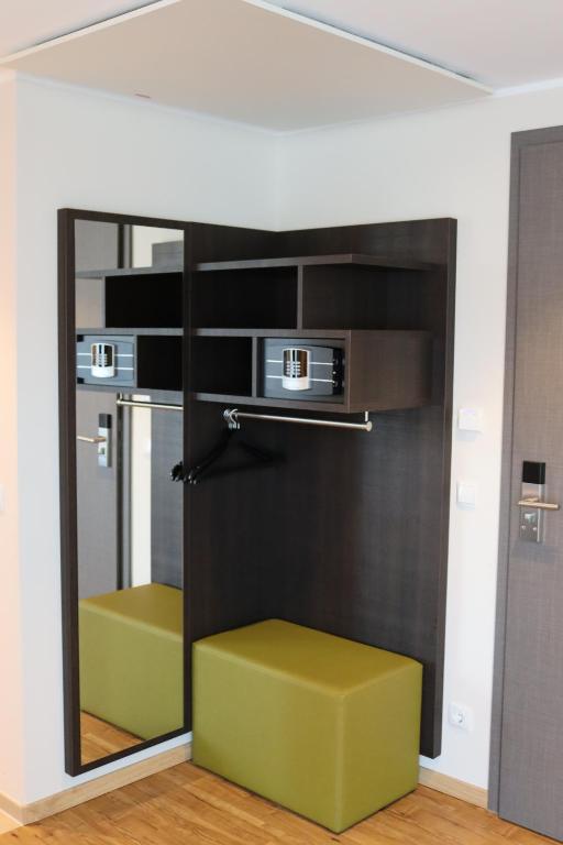 Kuchyň nebo kuchyňský kout v ubytování EINSTEIN Hotel am Römerpark