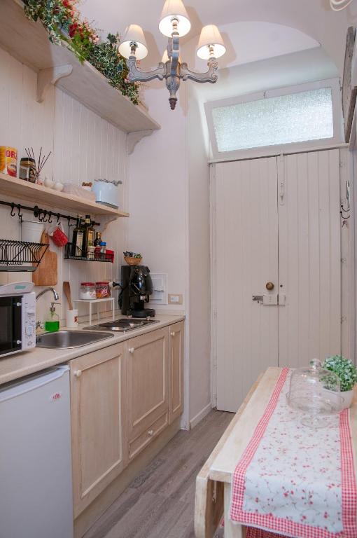 kuchnia ze stołem w środku w obiekcie Vacanze Romantiche a Modica w mieście Modica
