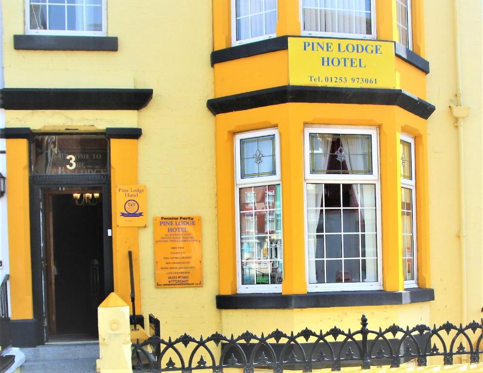 un edificio giallo con ingresso a un hotel di Pine Lodge Hotel a Blackpool