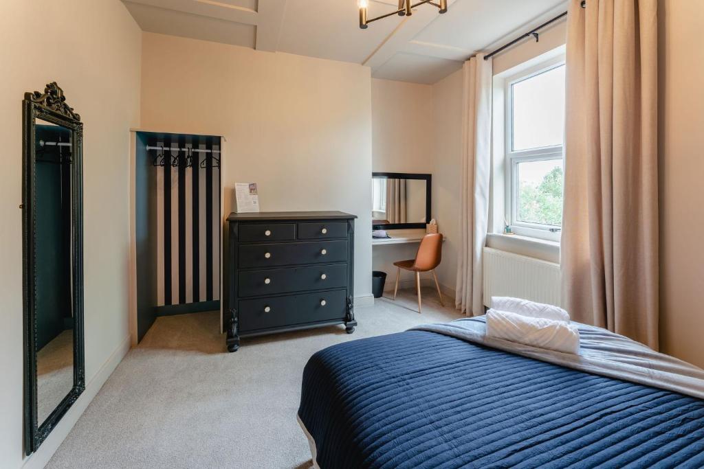 1 dormitorio con 1 cama, vestidor y ventana en Swan House - Free Parking - Ten minute walk to train station - Perfectly located for City Centre & Racecourse en York