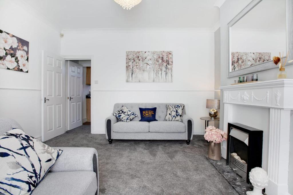 sala de estar con sofá y chimenea en Stylish 3-Bedroom Oasis in Darlington, Sleeps 5 en Darlington