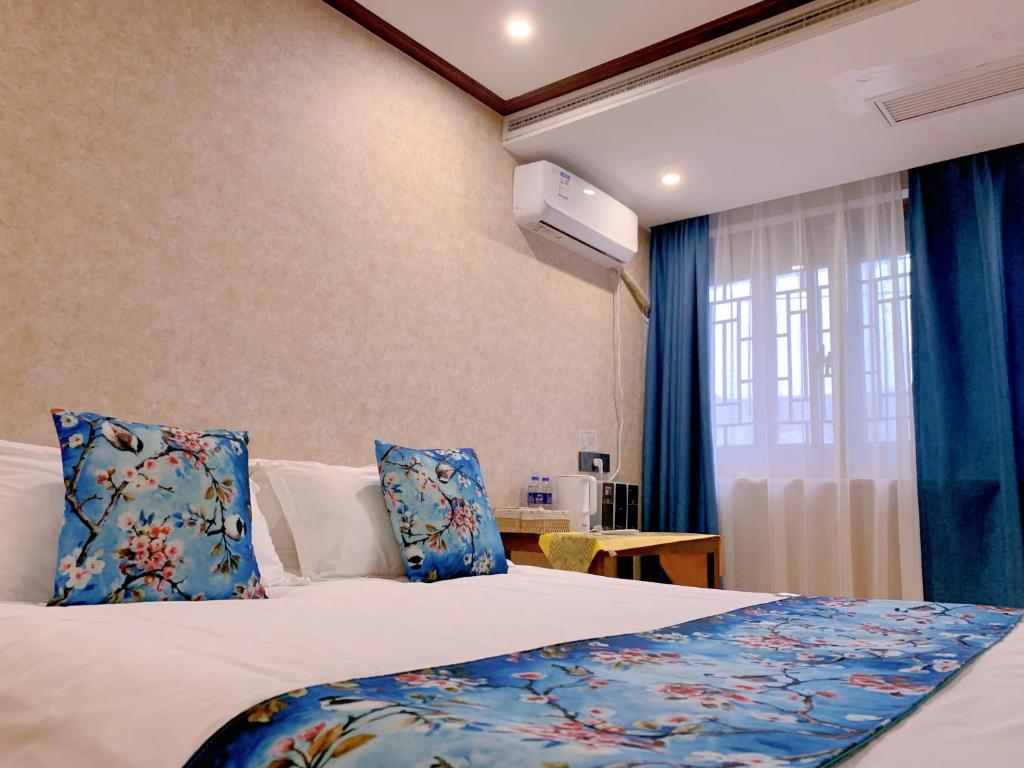 Postel nebo postele na pokoji v ubytování Suzhou Jade Snow Lodge