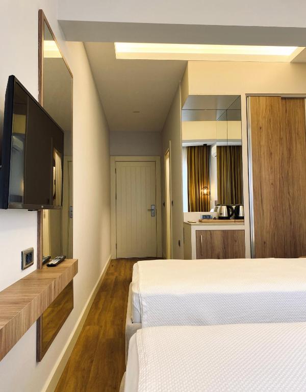 TV a/nebo společenská místnost v ubytování Dedeoğlu Port Hotel