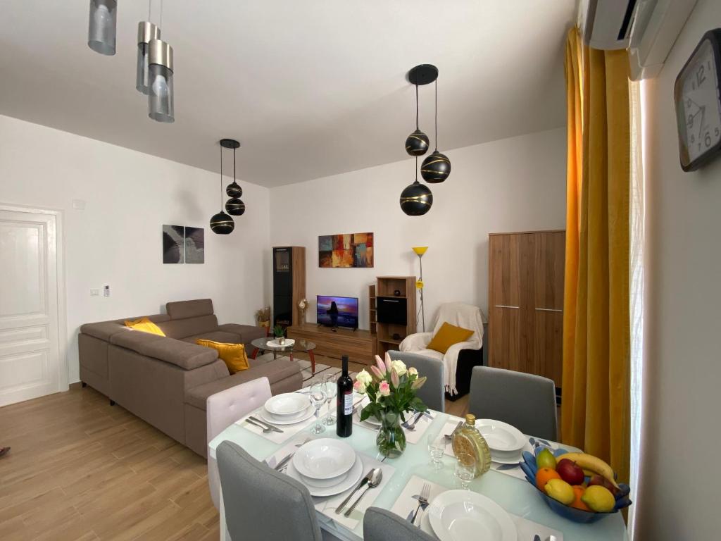 a living room with a table and a couch at Apartman Anđela Pula Centar in Pula
