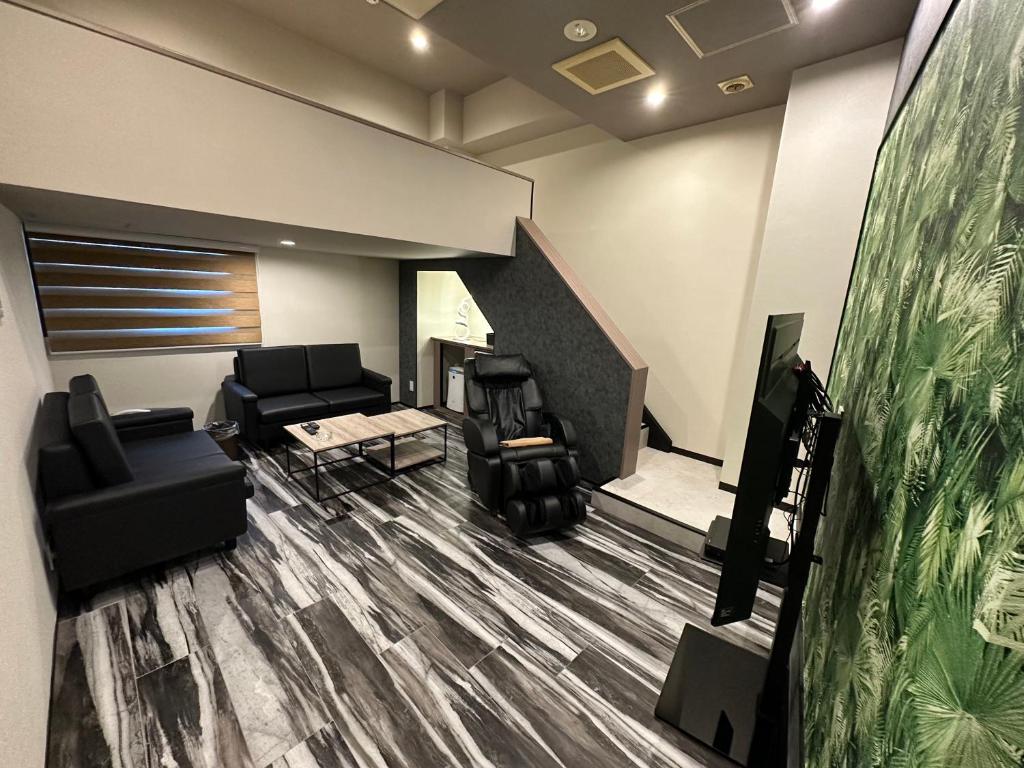 a living room with a couch and a chair at grandir ｸﾞﾗﾝﾃﾞｨｰﾙ-Adult Only- in Yokohama