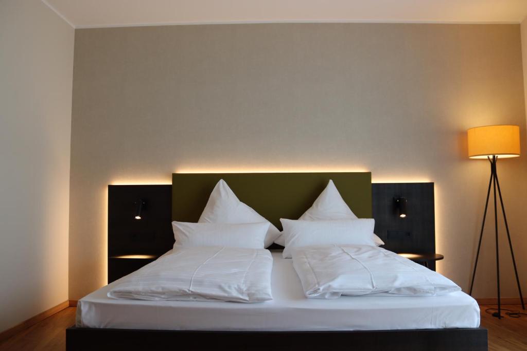 Postel nebo postele na pokoji v ubytování EINSTEIN Hotel am Römerpark