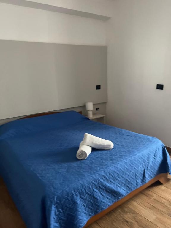 ein Bett mit zwei gewalzten Handtüchern darüber in der Unterkunft Leone di Nemea - Νεμέος λέων in Reggio di Calabria