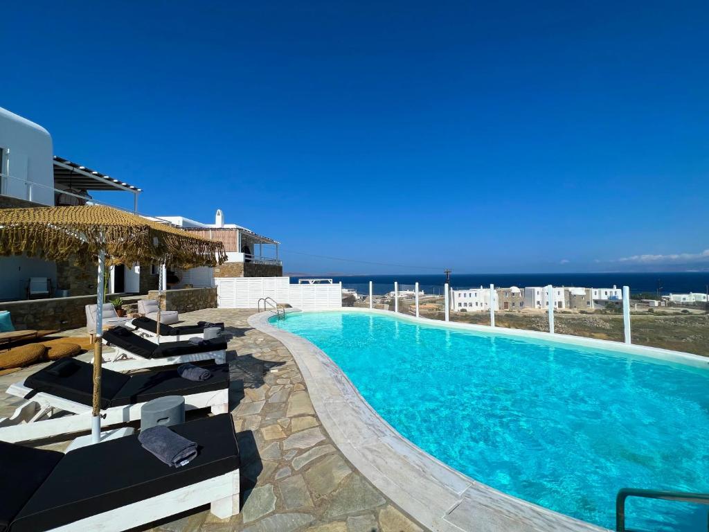 una piscina con vistas al océano en ONE-VILLAS Cosset Villa BohoChic Sea&HarbourView and Sunset en Ornos