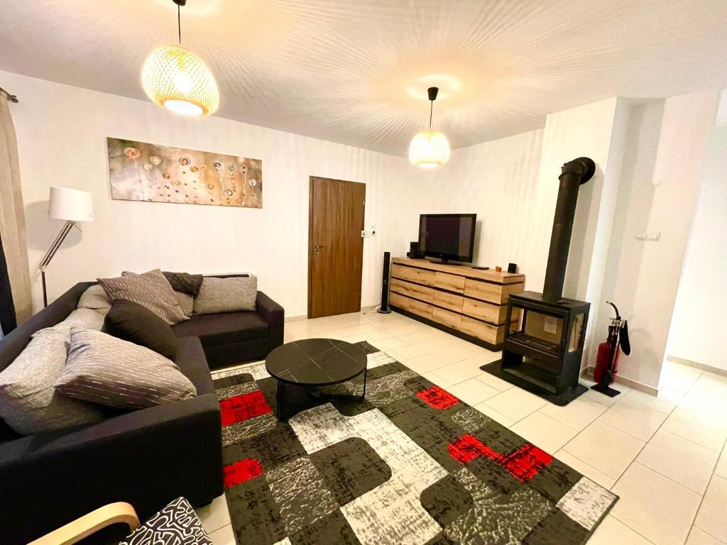 sala de estar con sofá y chimenea en "Apartament pod Śnieżką" uroczy apartament z kominkiem, en Karpacz