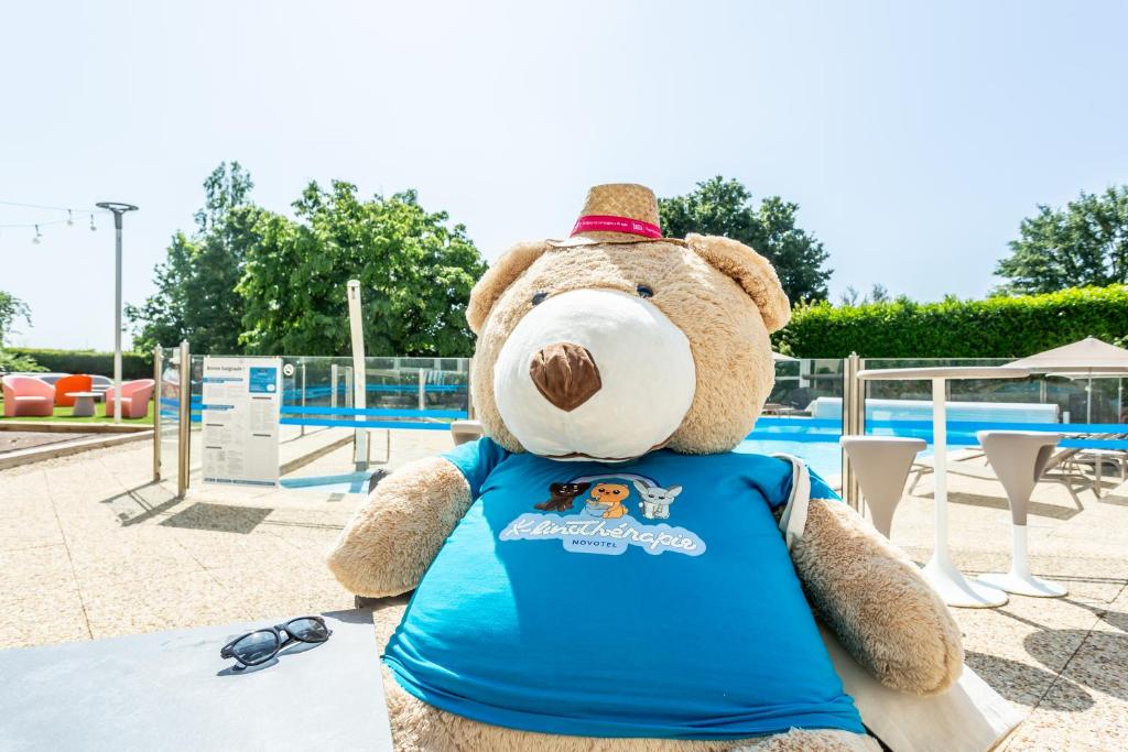 Bazén v ubytování Novotel Bourges nebo v jeho okolí