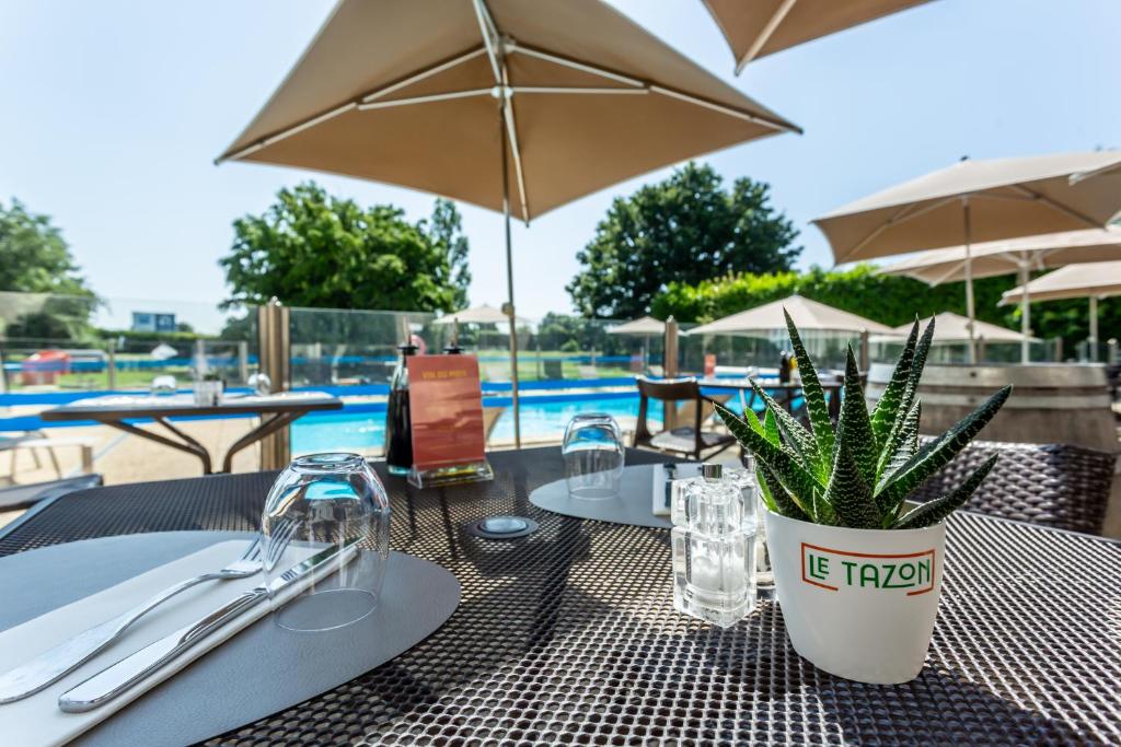 Bazén v ubytování Novotel Bourges nebo v jeho okolí