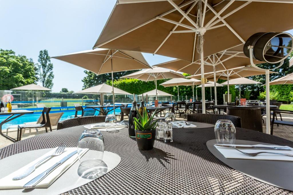 Bazén v ubytování Novotel Bourges nebo v jeho okolí