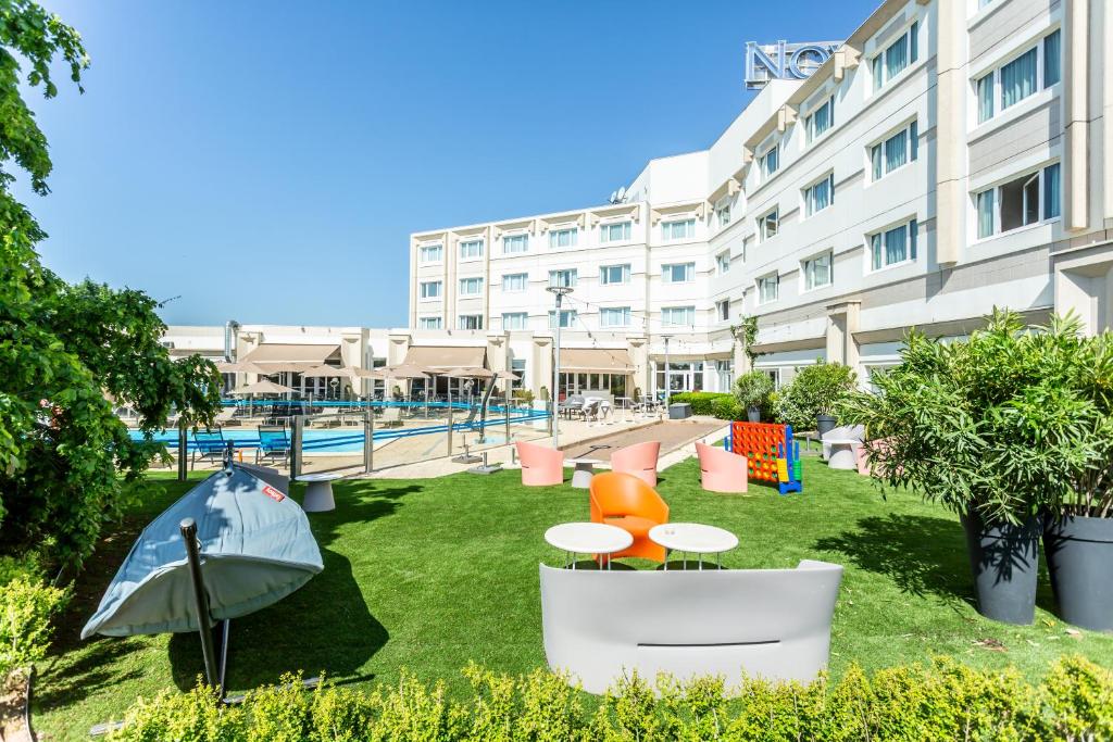 Bazén v ubytování Novotel Bourges nebo v jeho okolí